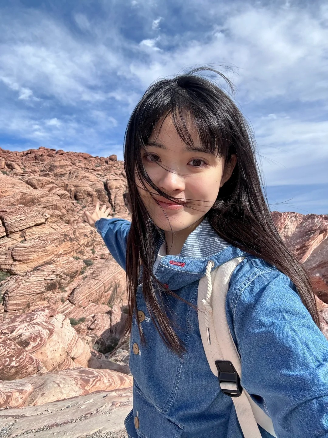风和我 都自由
在Las Vegas road trip的一天
虽然风很大但是看