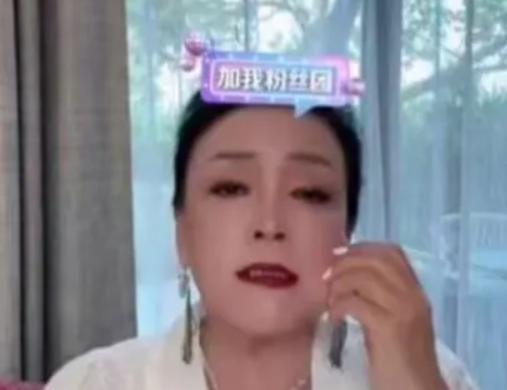 麻六记创始人张兰

麻六记创始人张兰，她的抖音账号是“张兰·俏生活”，“张兰之箖