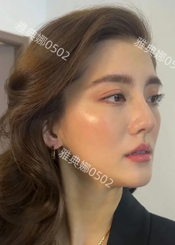 get不到吴千语的美，面中长下巴短，脸型崎岖不够柔和，气质也很老气。
一直被称为