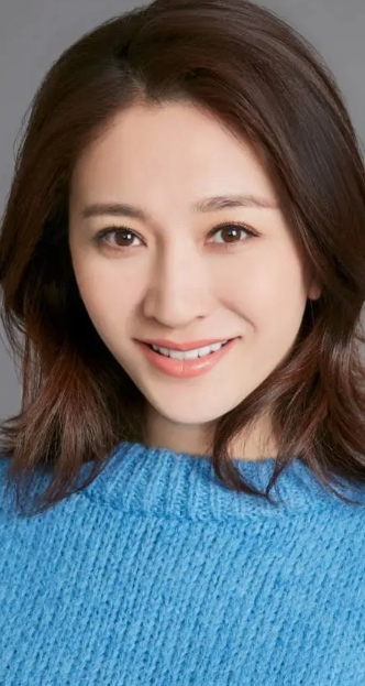 李小冉退“繁花”群聊风波：直面网络暴力，
#春节模仿大赛 近日，演员李小冉因倪萍