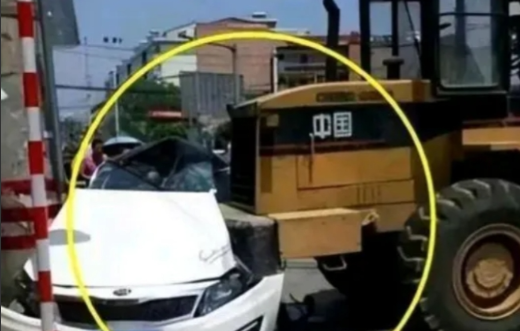 “这就是拖欠工资下场！”陕西，一铲车司机儿子病重，前往工地讨要拖欠的工钱，岂料，