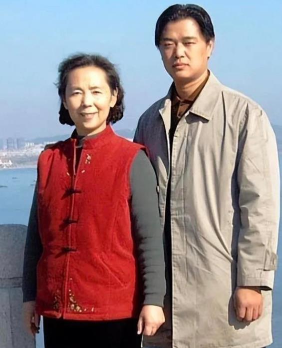刘尚娴因《英雄儿女》中王芳一角成名，成为一代人心中的经典形象。演艺路上她经历起伏