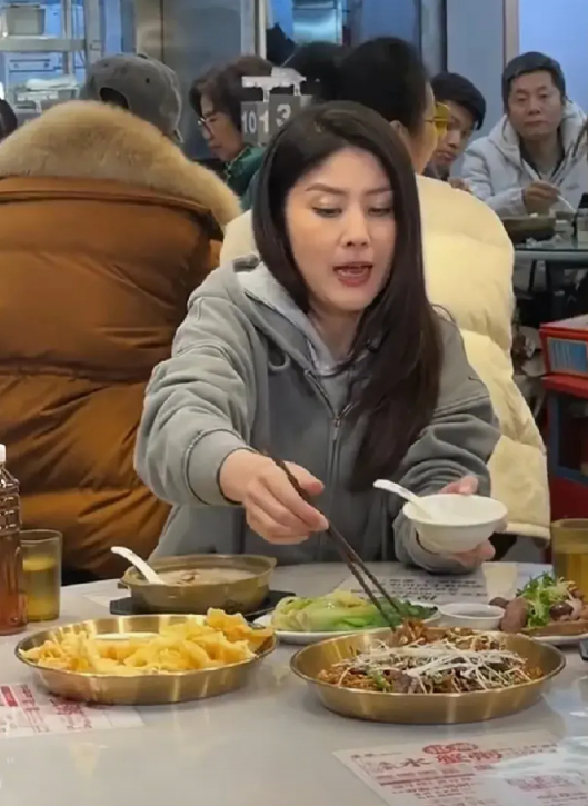 52岁陈慧琳到大排档吃宵夜，大口吃面条，一直在夹菜，一点也不优雅，完全不顾及大明