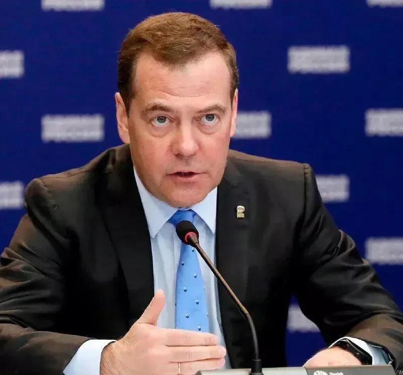 俄罗斯真不愧是战斗民放，敢说、敢做，天不怕地不怕！

近日，梅德韦杰夫放话说，要