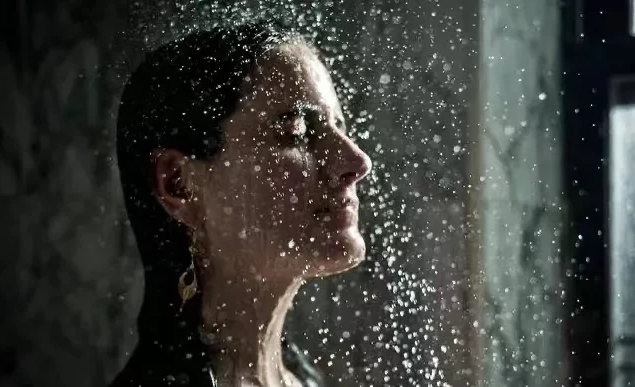 贵州，一小偷入户盗窃时，发现女主人正开着淋浴洗澡，便心生歹意，想要和女主人发生关