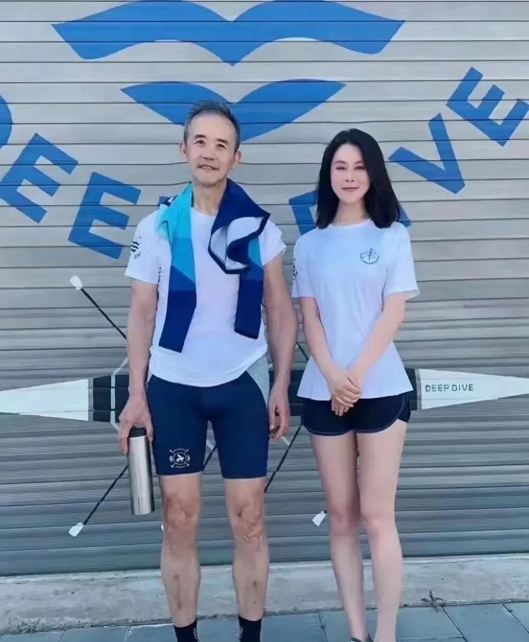 73岁的王石精神一点不输年轻小伙，经常能在各种大型活动现场看到他的身影，可能是爱