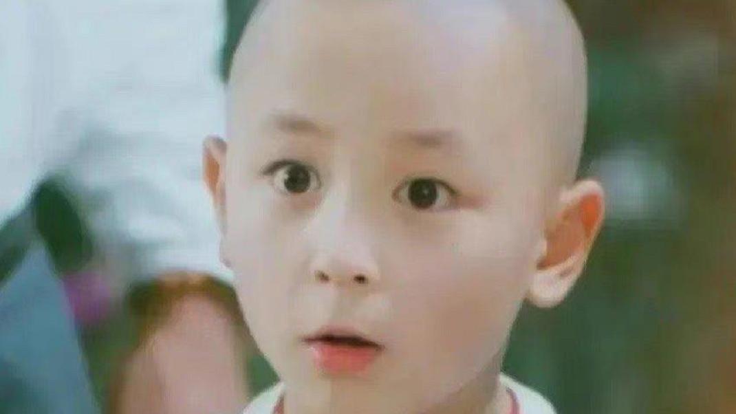 释小龙成超级奶爸，儿子眼睛圆圆胖嘟嘟，跟他小时候一模一样