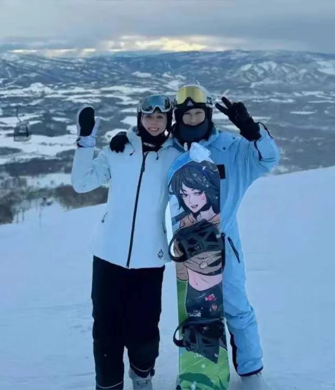 何猷君一家四口滑雪❗这才是结婚的意义吧
何猷君奚梦瑶一家四口滑雪啦
难得拍了合影