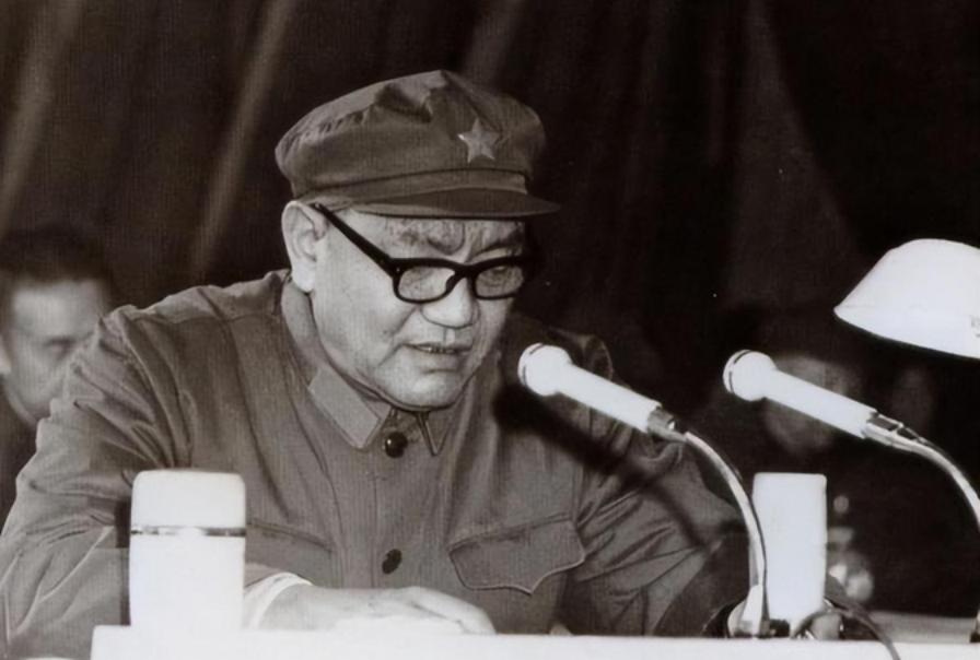 一个将军回乡探亲，正好撞上哥哥带着全家外出要饭，当地官员却个个都是油光满面，还要