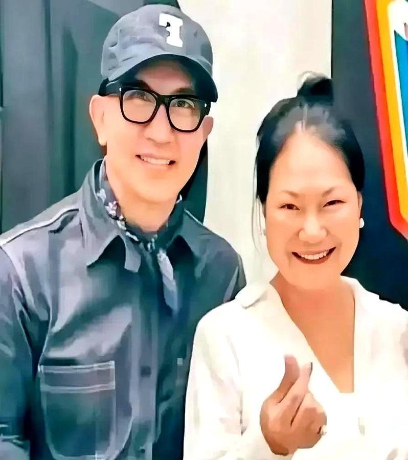 汪小菲直播怼造谣者，神操作让人哭笑不得！

之前还在夸女婿有钱的徐妈，此刻直接泼