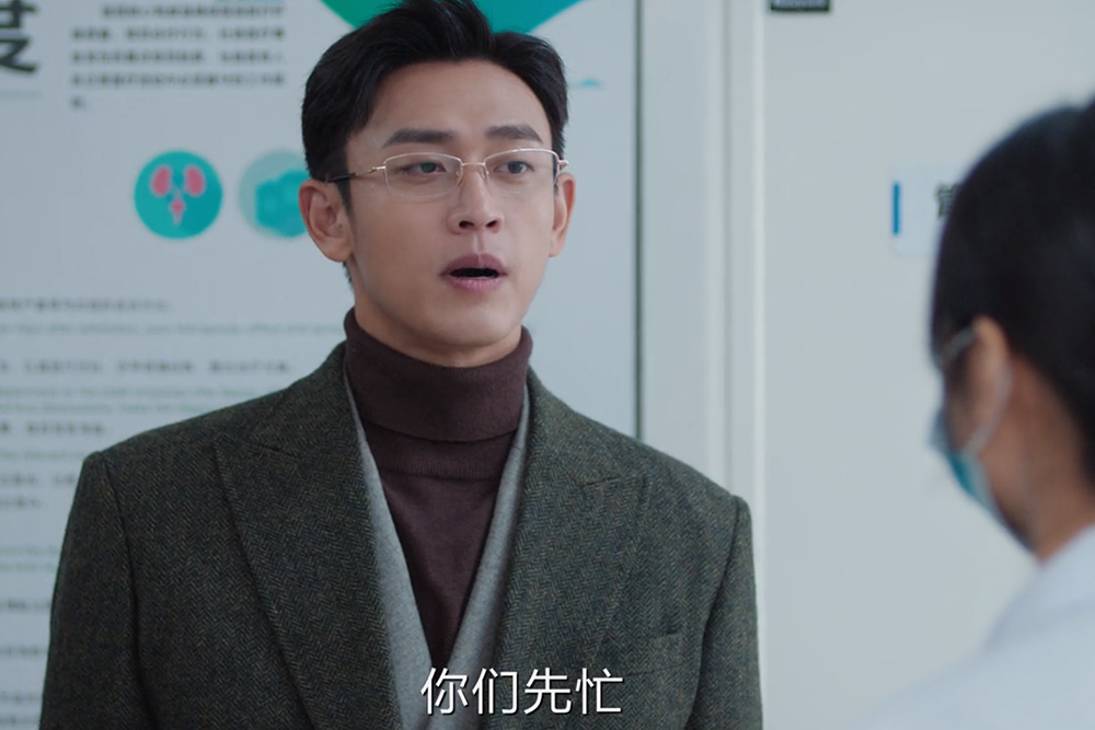 《冬至》剧情中丁婧的死亡引发了一系列关于连环案的猜测，而喻教授在课堂上的伏笔以及