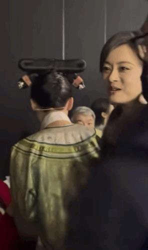 太尴尬了！看到孙俪来了果郡王立马站起来，一脸的不自信和满眼期待的神情，紧张的小手