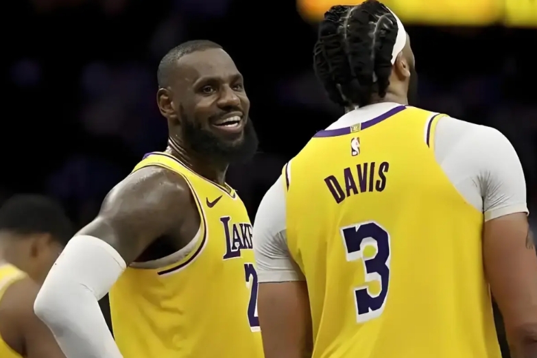 湖人老板珍尼在乎的只有2个，金钱和影响力（夺冠），所以浓眉价值不大。

从珍尼角