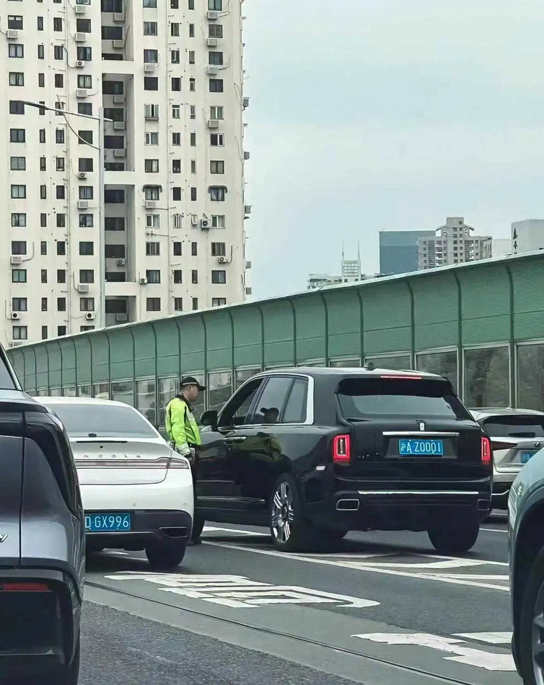 这名交警厉害啊，看到这种车牌也去查？也不知道结果会咋样？