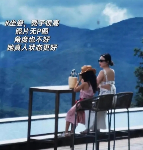 霍思燕带女儿喝下午茶！
近日，霍思燕被网友偶遇，带女儿享受下午茶时光，母女俩的时