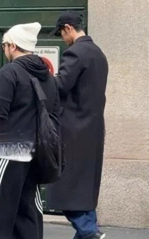 肖战这身穿搭土吗
有问题吗
为什么那么多吐槽的
再说了
就一张照片
能看出个啥？