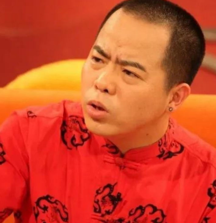 2008年，身为德云社创始元老之一的徐德亮，情绪激动地大骂郭德纲存在分红不均的情