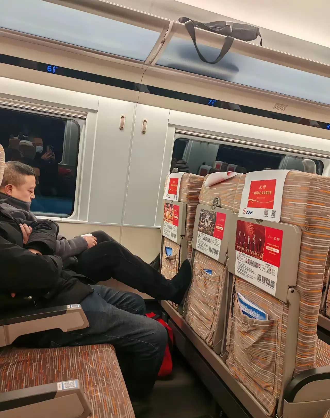 高铁列车上你可能认识的人！
