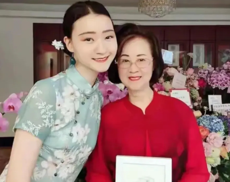 琼瑶留下遗产25亿，5亿豪宅！
​琼瑶留下的遗产总额高达25亿元人民币，包括价值