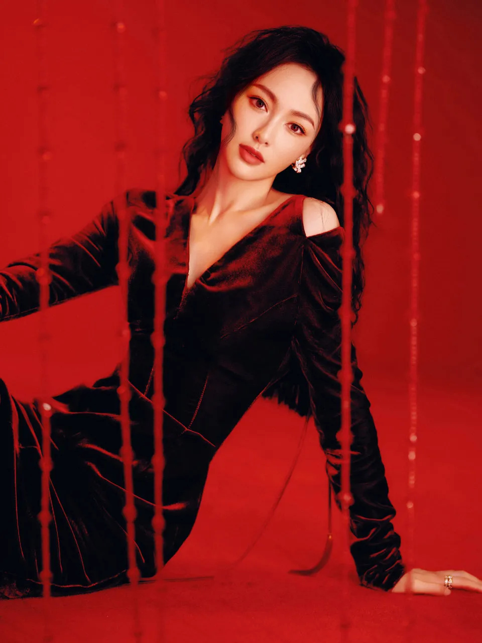 她这样上春晚多美？今年怎么没来春晚，去年风头那么盛，今年低调一点吗？