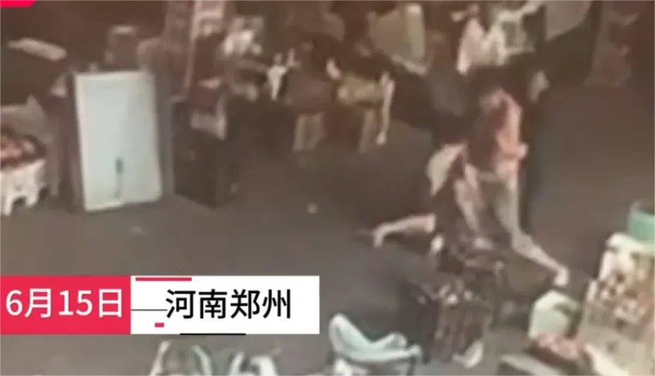 郑州一烧烤店女老板被6名男子围殴， 店主：对方扬言拿酒瓶砸死自己。

突然刷到这