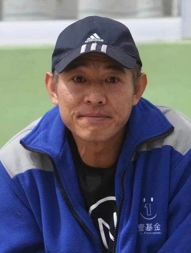 61岁李连杰现身新加坡法会，面相怪异脸色发黑，多年修行未有正果（李连杰什么时候加入的新加坡国籍）-第18张图片-九妖电影