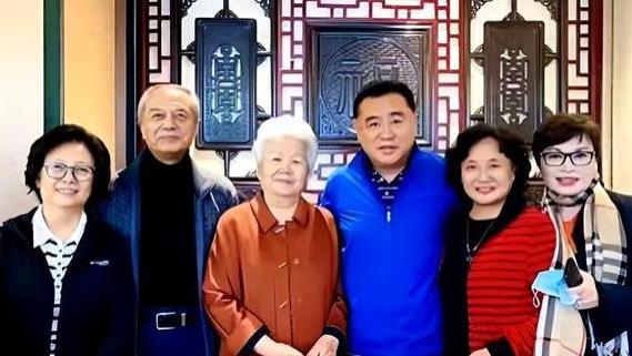 杜宪69岁还这么漂亮，发不白背不驼，丈夫陈道明却像老爷爷！