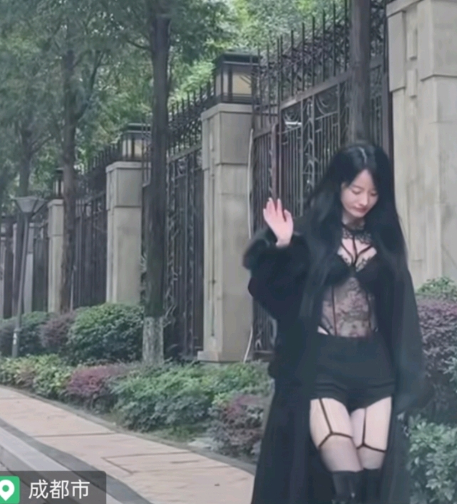 为流量拼了啊，你说是内衣吧，人家敞怀穿着，你说是外衣吧，人家还穿个外套半遮不遮的