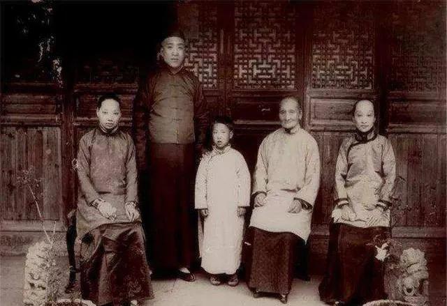 鲁迅与朱安的婚姻堪称一场没有爱情的悲剧。1906年，鲁迅在母亲安排下与朱安结婚，