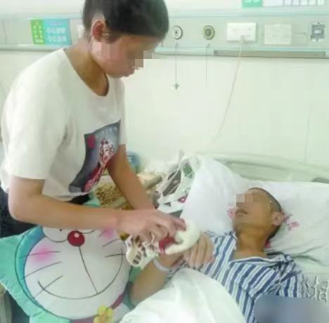 广东广州，78岁的老婆婆照顾不了自己了，她想起了自己的女儿，她让女儿每个月给她1