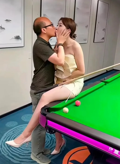 台球对决，情动于中。
台球室里有一眼镜男和一美女，俩人对决台球三局二胜制，谁输谁