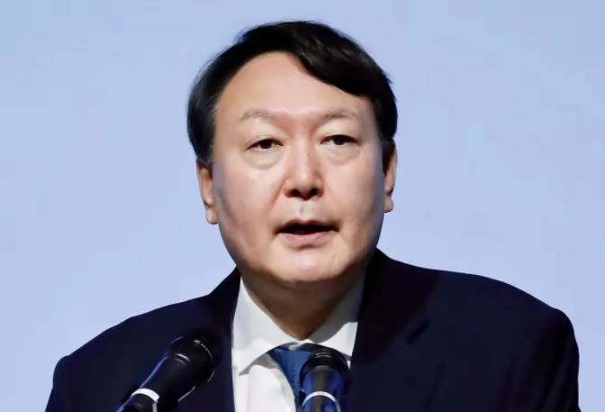 尹锡悦在监狱中收到了三个坏消息，每一个都足够搞垮他。
第一个坏消息，韩国国会以极