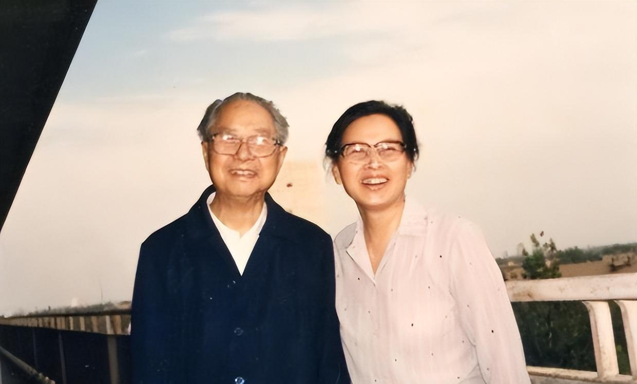 1956年，开国中将成钧经过岳父的允许，迎娶了自己的小姨子，在婚礼当天，岳父还非