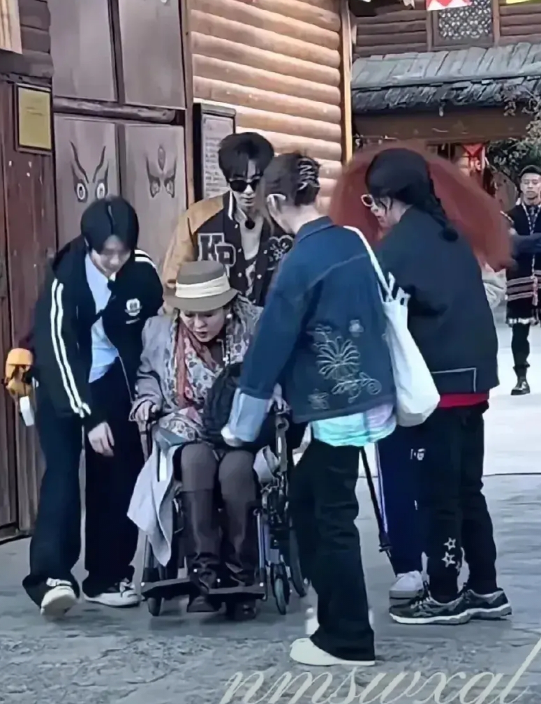 突然间觉得贺峻霖其实也是很喜欢刘晓庆的。因为在搬完行李去吃饭的时候，贺峻霖问刘晓