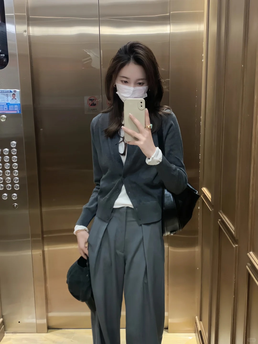 慵懒调调🦭
出门还是喜欢穿的休闲点
舒服最重要啦