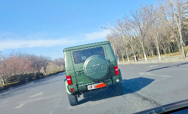 昨天有事出去，在路上看到一辆车，越野车，应该是北汽的吧，一般私家车都是绿牌蓝牌，