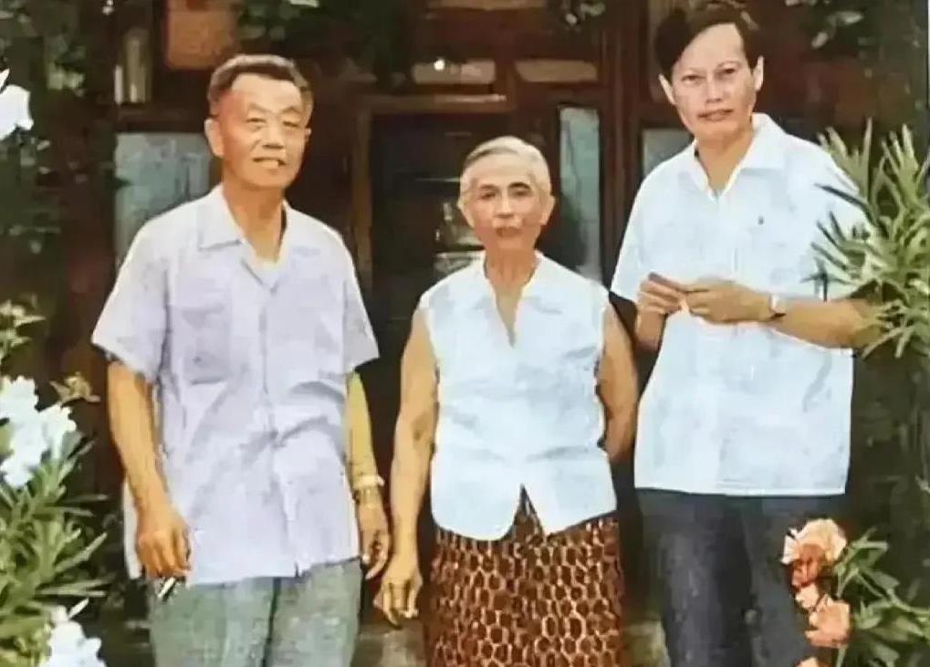 1971年，诺贝尔物理学奖得主杨振宁先生回到阔别已久的祖国后，与岳父母留下了这张