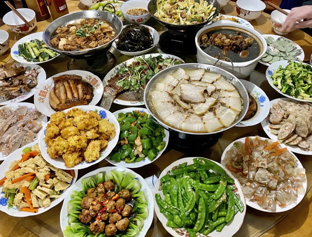 过年去亲戚家吃一顿饭，不仅是一次味蕾的享受，更是一次心灵的洗礼。

在这顿饭中，