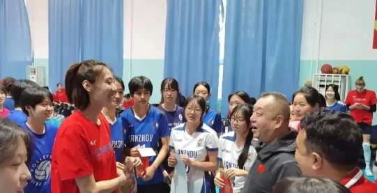 【天津女排，也是没办法】
看到一则消息，春节期间，天津女排甘肃平凉籍队员王媛媛与