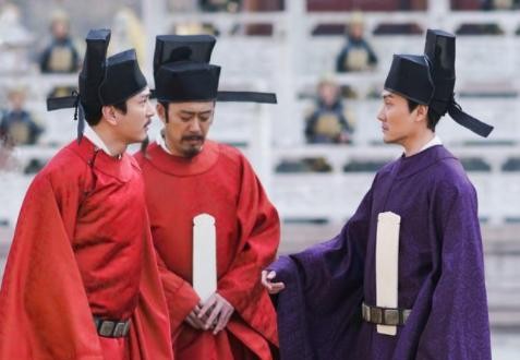 吏部尚书和户部尚书，谁才是真正的六部之首？

这么说吧，一个是管人事任命的，一个