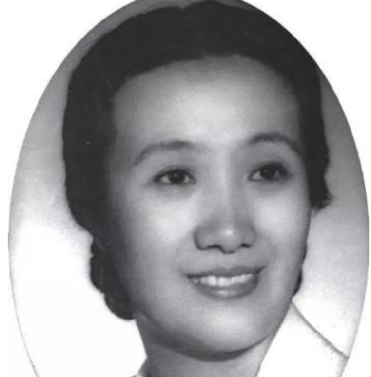 董竹君婚后，接连诞下四位千金。待怀有第五胎时，身体不堪重负，周身浮肿，连鞋子都难