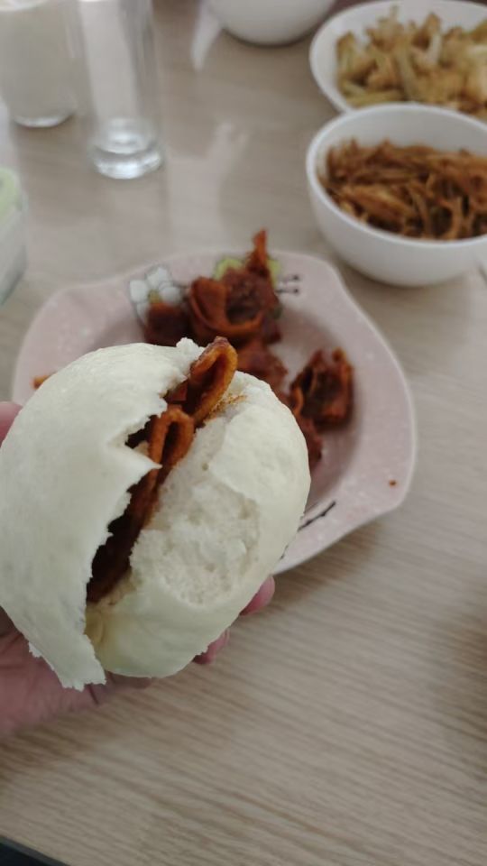 刚蒸好的馒头，就得夹辣条！哈哈哈