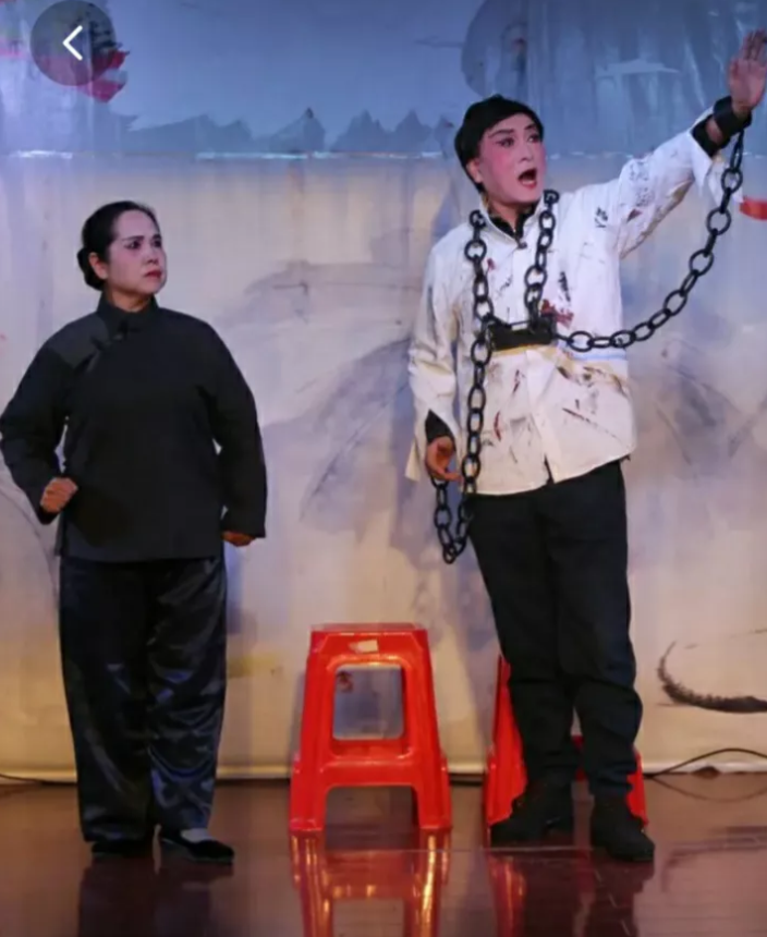 地方小剧团排演的《红灯记》，布景虽然很简陋，但精神可佳。尤其“李奶奶”的劲头拿捏