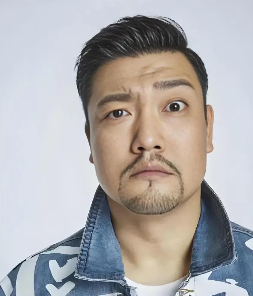 贾冰一家五口简介
贾冰，44岁，身高183cm，辽宁人，是位演员，喜剧风格独特，