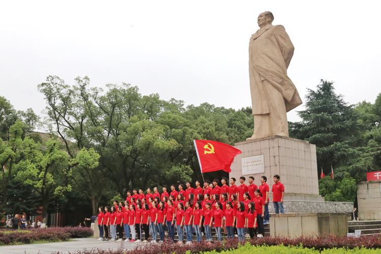 1968年8月，中国当时最大的毛主席雕塑落成！许将军批示:“把这尊毛主席像拿到南