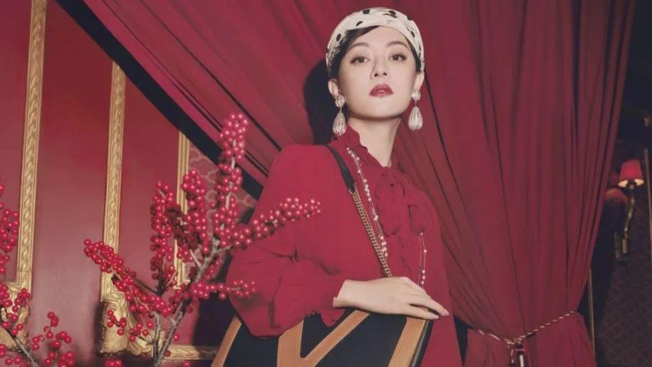 穿上Valentino，孙俪和蔡依林给大家“拜早年”，展现出优雅迷人的姿态