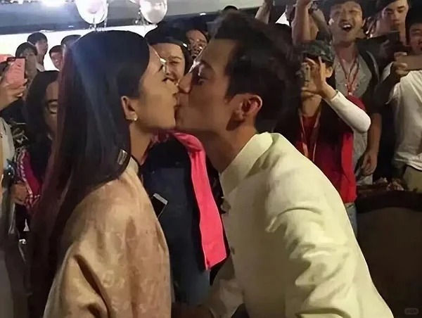 不理解，赵丽颖当初为什么跟何老师亲吻？
评论区说隔了玻璃，记得他俩亲嘴这事还问过