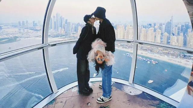 唐艺昕晒旅行全家福，和张若昀抱女儿接吻撒狗粮，4岁女儿好可爱