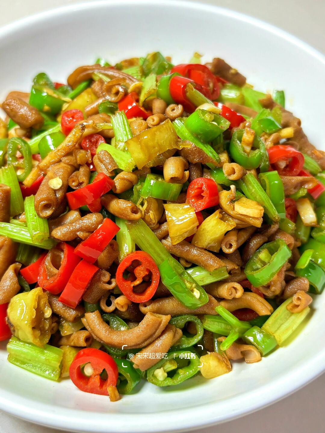 绝了‼️男友做的辣炒鸭肠好吃哭🤤连炫3碗饭
湘式下饭菜🍚辣炒鸭肠又好吃又下饭