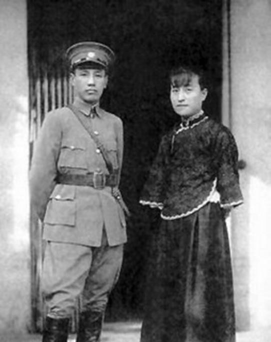 陈洁如，这位出身富商家庭并接受过新式教育的女性，在她生命中的某个时刻，遇见了彼时